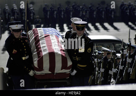 Der Sarg mit dem Leichnam des ehemaligen US-Präsidenten Gerald Ford, die Ost-Stufen, Houe der Vertreter der USA auf das Kapitol in Washington 30. Dezember 2006 erfolgt. Abt. der Verteidigung Staff Sgt D. Myles Cullen (freigegeben) Stockfoto