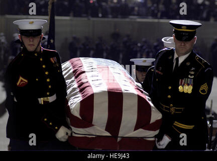 Der Sarg mit dem Leichnam des ehemaligen US-Präsidenten Gerald Ford, die Ost-Stufen, Houe der Vertreter der USA auf das Kapitol in Washington 30. Dezember 2006 erfolgt. Abt. der Verteidigung Staff Sgt D. Myles Cullen (freigegeben) Stockfoto