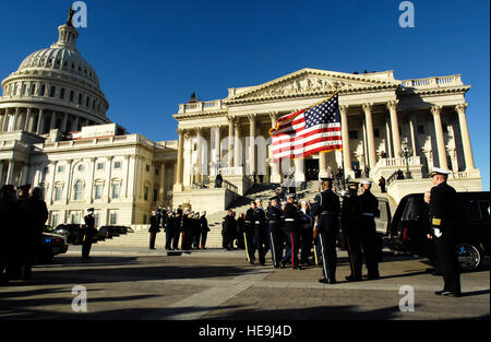 Ein militärischer Ehrengarde trägt eine Schatulle vom Kapitol der USA zur Washington National Cathedral für eine staatliche Beerdigungsfeier, die einen ehemaligen Präsidenten ehrt. Stockfoto