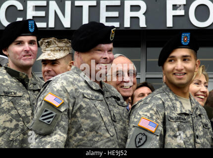 Armee 1. Lt Barclay, Vorsitzender der Joint Chiefs Of Staff, General Peter Pace, Army Staff Sgt Majetich, Deputy Secretary Of Defense Gordan England, Spc. Soto-Santana und NY Sen Hillary Clinton bei der feierlichen Band Schneiden für die Mitte der Intrepid in Fort Sam Houston, TX, 29. Januar 2007.  Die Einweihungsfeier für das Zentrum für die Intrepid - ein $ 50 Millionen, 65000 Quadratfuß, State-of-the-Art physische Rehabilitation Center-- und zwei neue Fisher-Häuser für Familien im Krankenhaus Militärangehörige.  Abt. der Verteidigung Staff Sgt D. Myles Cullen (freigegeben) Stockfoto