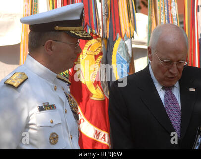 Marine Admiral Edmund P. Giambastiani, stellvertretender Vorsitzender der Joint Chiefs Of Staff, Gespräche mit Vizepräsident Richard Cheney vor dem Admiral Abschiedsfeier an der US Naval Academy in Annapolis, Maryland, 27. Juli 2007.  Giambastiani zog sich mit mehr als 37 Dienstjahre in Betrieb genommen.  Verteidigung-Abteilung  Air Force Tech Sgt. Adam M. stumpf (freigegeben) Stockfoto