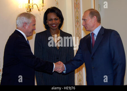 Der US-Verteidigungsminister trifft den russischen Präsidenten, um die Außenbeziehungen in Begleitung des US-Außenministers zu erörtern. Das Treffen fand am 11. Oktober 2007 statt und umfasste diplomatische und verteidigungspolitische Gespräche. Stockfoto