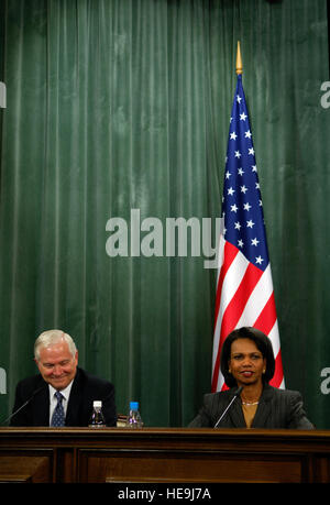 Der US-Verteidigungsminister und der Secretary of State beantworten eine übersetzte Frage während eines Pressebriefings nach Treffen mit geschlossener Tür in Moskau am 12. Oktober 2007, beobachtet von einem technischen Sergeant des Verteidigungsministeriums der Luftwaffe. Stockfoto