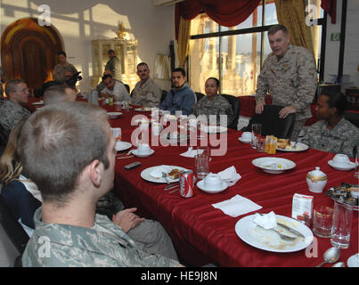 Stellvertretender Vorsitzender der Joint Chiefs Of Staff Marine Corps General James E. Cartwright, stehend, im Gespräch mit Service-Mitglieder während eines Frühstücks an Camp Liberty, Irak, 23. November 2007. Cartwright trafen sich mit den Truppen seinen Dank für die Arbeit zum Ausdruck bringen, die sie im Irak tun.  Techn. Sgt. Adam M. stumpf, US Air Force. (Freigegeben) Stockfoto