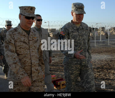 Marine Corps General James E. Cartwright, stellvertretender Vorsitzender der Joint Chiefs Of Staff, geht zum Hauptquartier der Multi-National Division-Bagdad mit Armee Generalmajor Joseph Fil, MND-B Kommandierender general, in Bagdad, Irak, 23. November 2007. Cartwright erhielt ein Update auf die MND-B Plan zur Gefahrenabwehr während am Sitz.  Techn. Sgt. Adam M. stumpf, US Air Force. (Freigegeben) Stockfoto