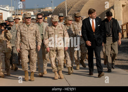 Stellvertretender Vorsitzender der Joint Chiefs Of Staff Marine Corps General James E. Cartwright, Vordergrund links geht mit kombiniert Joint Task Force-Horn von Afrika Kommandant Navy Rear Admiral Jim Hart, Vordergrund Mitte und US-Botschafter in Dschibuti W. Stuart Symington, während eines Besuchs in Camp Lemonier, Dschibuti, 23. November 2007. Cartwright brachte eine USO-Show für die Truppen und Mission Updates auf Operationen im Land erhalten.  Techn. Sgt. Adam M. stumpf, US Air Force. (Freigegeben) Stockfoto