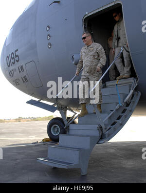 Marine Corps General James E. Cartwright, stellvertretender Vorsitzender der Joint Chiefs Of Staff, Schritte aus einer c-17 am Flughafen von Dschibuti-Stadt, Djibouti, 23. November 2007. Die c-17-Mannschaft von der 437th Airlift Wing auf Charleston Air Force Base, S.C., und Flugbegleiter von der 89th Airlift Wing auf der Andrews Air Force Base in Maryland, der stellvertretende Vorsitzende und seine Mitarbeiter während eines sechs-sechs-Land besuchen, Europa, Asien und Afrika.  Techn. Sgt. Adam M. stumpf, US Air Force. (Freigegeben) Stockfoto