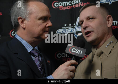 Marine Corps General James E. Cartwright, stellvertretender Vorsitzender der Joint Chiefs Of Staff, gibt ein Interview an Comcast SportsNet Sender Al Koken bei den Washington Capitals "Gruß an die Truppen" Spiel im Verizon Center in Washington, D.C., 20. Februar 2008.  Cartwright und andere Vertreter der senior Verteidigung sah zu, wie die Hauptstädte in einer Schießerei an der New York Islanders, 3: 2 verloren.  Air Force Tech Sgt. Adam M. stumpf. (Freigegeben) Stockfoto