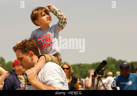 Logan Rearick Uhren den Himmel für die f-22 Raptor, während sein Vater Jason Rearick ihn im 2008 gemeinsame Service Open House veranstaltet von Andrews Air Force Base, MD., 17. Mai trägt.   Das YearÕs-Ereignis werden Demonstrationen von den Navy Blue Angels und der Armee Golden Knights haben.  Wieder einmal wird die JSOH eine breite Vielzahl von militärischen und zivilen Luft und Boden Demonstrationen. Um die Luftwaffe's neueste und das weltweit am meisten fortgeschrittene Kampfjet, der F-22A Raptor.  Tech Sergeant Suzanne M. Day) Stockfoto