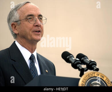 US Deputy Secretary Of Defense Gordon England gibt Anmerkungen und führt der Präsident der Vereinigten Staaten, George W. Bush während der Walter Reed National Military Medical Center Spatenstich im Bethesda Naval Hospital in Maryland, Donnerstag, 3. Juli 2008. Verteidigung-Abteilung  Techn. Sgt Jerry Morrison) Stockfoto