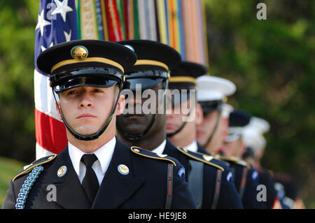 Das Honor Guard Detail wartet auf die Farben für das Walter Reed National Military Medical Center-Spatenstich im Bethesda Naval Hospital in Maryland, Donnerstag, 3. Juli 2008 veröffentlichen. Präsident Bush und stellvertretender Verteidigungsminister Gordon England den Vorsitz über das Ereignis.   (Techn. Sgt Suzanne M. Day) Stockfoto