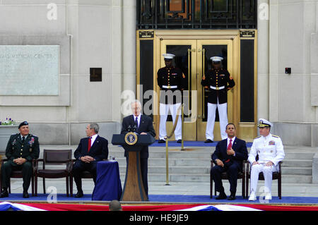 Präsident George W. Bush und stellvertretender Verteidigungsminister Gordon England den Vorsitz über das Walter Reed National Military Medical Center-Spatenstich im Bethesda Naval Hospital in Maryland, Donnerstag, 3. Juli 2008.     (Techn. Sgt Suzanne M. Day) Stockfoto