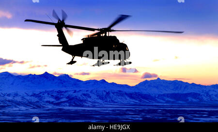 Ein Hubschrauber mit stellvertretender Vorsitzender der Joint Chiefs Of Staff US Marine General James E. Cartwright reist über ein Alaskan Bergkette auf dem Weg zum klaren Air Force Station in Alaska, 10. November 2008. Cartwright besuchte während seines Aufenthalts mit Truppen auf Clear, Fort Greeley und Eielson Air Force Base.  Air Force Master Sgt. Adam M. stumpf. (Freigegeben) Stockfoto