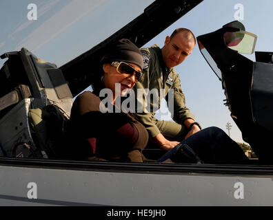 Modell Mayra Veronica sitzt im Cockpit einer f-16 bei der US Air Force 1st Lt. Brian Lewis erklärt Flugsteuerung während eines Besuchs in Kunsan Air Base, Korea, 12. November 2008. Veronica ist Bestandteil eines USO Show mit stellvertretender Vorsitzender der Joint Chiefs Of Staff US Marine General James E. Cartwright auf einer achttägigen, fünf-Länder-Tour unterwegs.  Air Force Master Sgt. Adam M. stumpf. (Freigegeben) Stockfoto