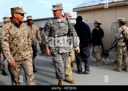 Stellvertretender Vorsitzender der Joint Chiefs Of Staff US Marine General James E. Cartwright spricht mit US Army Lieutenant Colonel David Chase bei einem Besuch in der Forward Operating Base Fenty, Afghanistan, 13. November 2008. Chase, stellvertretender Kommandeur der 3. Brigade Combat Team, 2. US-Infanteriedivision, Updates zur Verfügung gestellt Cartwright, Betriebe in der Umgebung.  Air Force Master Sgt. Adam M. stumpf. (Freigegeben) Stockfoto