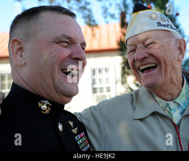 Stellvertretender Vorsitzender der Joint Chiefs Of Staff US Marine General James E. Cartwright teilt einen lachen mit einem Veteranen des zweiten Weltkriegs Edwin Schuler bei der Pearl Harbor Überlebenden Trauerfeier in Fredericksburg, Texas, 7. Dezember 2008. Cartwright war der Gastredner bei der Veranstaltung vor dem Nationalmuseum des pazifischen Krieges in der Heimatstadt von US Navy Fleet Admiral Chester W. Nimitz.  Air Force Master Sgt. Adam M. stumpf. (Freigegeben) Stockfoto