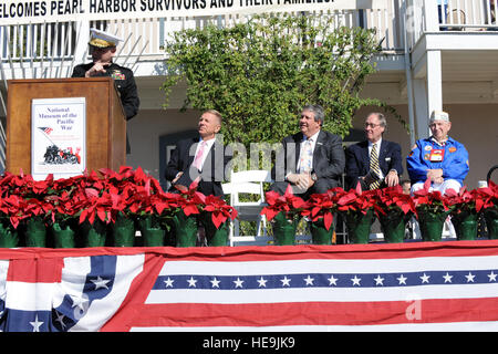 Stellvertretender Vorsitzender der Joint Chiefs Of Staff US Marine General James E. Cartwright spricht bei der Trauerfeier Pearl Harbor Überlebenden in Fredericksburg, Texas, 7. Dezember 2008. Cartwright war der Gastredner bei der Veranstaltung vor dem Nationalmuseum des pazifischen Krieges in der Heimatstadt von US Navy Fleet Admiral Chester W. Nimitz.  Air Force Master Sgt. Adam M. stumpf. (Freigegeben) Stockfoto