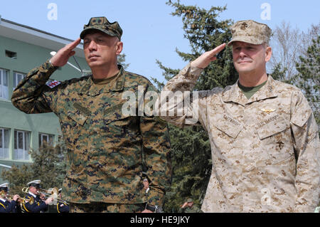 Georgische Leiter der Verteidigung Generalmajor Devi Tchonkotadze, links und stellvertretender Vorsitzender der Joint Chiefs Of Staff US Marine General James E. Cartwright Salute während einer Kranzniederlegung in Gori, Georgien, 30. März 2009. Die Kranzlegung wurde zu Ehren des georgischen Soldaten, die während der Krieg im August 2008 mit russischen Truppen gestorben.  Air Force Master Sgt. Adam M. stumpf. (Freigegeben) Stockfoto