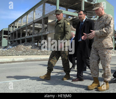 Stellvertretender Vorsitzender der Joint Chiefs Of Staff US Marine General James E. Cartwright, Recht, spricht zu georgischen Oberhaupt der Verteidigung Generalmajor Devi Tchonkotadze, links, durch einen Dolmetscher bei einem Rundgang vorbei an beschädigten Baracken auf einer Basis in Gori, Georgien, Feldartillerie 30. März 2009. Die Baracken wurden während des georgischen Krieges mit Russland im August 2008 beschädigt. (Freigegeben) Stockfoto