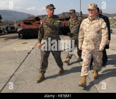 Georgische Leiter der Verteidigung Generalmajor Devi Tchonkotadze, links und stellvertretender Vorsitzender der Joint Chiefs Of Staff US Marine General James E. Cartwright gehen vorbei an russische gepanzerte Mannschaftswagen während einer Tour durch eine base in Gori, Georgien, Feldartillerie 30. März 2009 ausgebrannt. Die APCs wurden zerstört durch georgische Truppen während ihrer 2008 Krieg mit Russland.  Air Force Master Sgt. Adam M. stumpf. (Freigegeben) Stockfoto