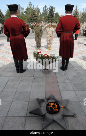 Georgische Leiter der Verteidigung Generalmajor Devi Tchonkotadze, links und stellvertretender Vorsitzender der Joint Chiefs Of Staff US Marine General James E. Cartwright, hinten rechts, Salute während einer Kranzniederlegung in Gori, Georgien, 30. März 2009 zurück. Die Kranzlegung wurde zu Ehren des georgischen Soldaten, die während der Krieg im August 2008 mit russischen Truppen gestorben.  Air Force Master Sgt. Adam M. stumpf. (Freigegeben) Stockfoto