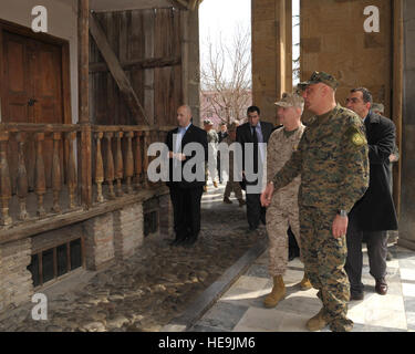 Georgische Leiter der Verteidigung Generalmajor Devi Tchonkotadze, Recht und stellvertretender Vorsitzender der Joint Chiefs Of Staff US Marine General James E. Cartwright schauen Sie sich das Haus, in dem Joseph Stalin während eines Besuchs in Gori, Georgien, 30. März 2009 geboren wurde. Das Haus ist Teil eines Museums Verbindung, die der ehemalige russische Staatschef ehrt. (Freigegeben) Stockfoto