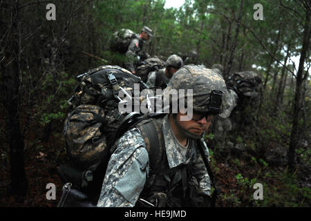 Ein Unternehmen der Rangers verhandeln schweigend ihren Weg zu einem feindlichen Ziel während der Teilnahme an der dritten Phase der Ranger training im Camp James E. Rudder, Florida.   Es gibt drei Phasen in Ranger training, darunter der Benning-Phase in Fort Benning, Georgia, Mountain Phase in Dahlonega, Georgia und Florida-Phase am Camp James E. Rudder.Master Sgt. Cecilio Ricardo) (veröffentlicht) Stockfoto