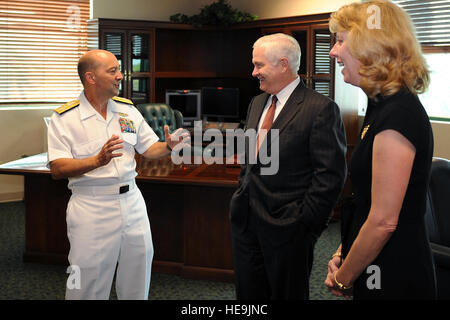 US-Verteidigungsminister Robert M. Gates(middle) spricht mit Marine Admiral James Stavridis und Frau seine Frau Laura vor dem Befehl Zeremonie im südlichen Kommandozentrale, Miami, Florida, 25. Juni 2009 statt. U.S. Marine Admiral James Stavridis gab Befehl Air Force General Doug Fraser als er leitet nach Stuttgart zu übernehmen European Command und der Supreme Allied Commander Europe geworden. DOD Air Force Master Sergeant Jerry Morrison() Stockfoto