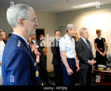 Eingehende Commander Air Force General Doug Fraser zusieht wie Auszeichnungen gegeben sind, um Admiral James Stavridis vorherige Änderung der Befehl Zeremonie im Hauptquartier des Southern Command, Miami, Florida, 25. Juni 2009 statt. U.S. Marine Admiral James Stavridis gab Befehl Air Force General Doug Fraser als er leitet nach Stuttgart zu übernehmen European Command und der Supreme Allied Commander Europe geworden. DOD Air Force Master Sergeant Jerry Morrison() Stockfoto