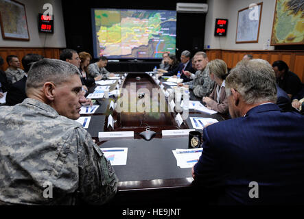 US Armee Generalleutnant David Rodriguez, stellvertretender Kommandeur der ISAF Slips stellvertretender Verteidigungsminister William J. Lynn III im Hauptquartier der ISAF in Afghanistan, 9. September 2009. Stv. Sekretär Lynn machte seine erste Reise nach Südwestasien nachdem er als stellvertretender Verteidigungsminister bestätigt. DOD Air Force Master Sergeant Jerry Morrison() Stockfoto