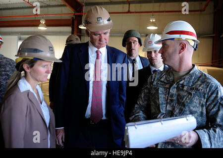 Stellvertretende US-Verteidigungsminister William J. Lynn III ist ein Rundgang und ist am Bau der Bagram Theater Internierung Anlagen auf Bagram, Afghanistan 9. September 2009 informiert. Stv. Sekretär Lynn machte seine erste Reise nach Südwestasien nachdem er als stellvertretender Verteidigungsminister bestätigt. DOD Air Force Master Sergeant Jerry Morrison() Stockfoto