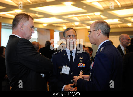 Stellvertretender Secreatry der Verteidigung WIlliam J. Lynn III hat eine Discusion mit U.S. Strategic Command Kommandeur General Kevin P. Chilton und Commander, 14. Air Force, Air Force Space Command, Generalleutnant Larry D. James während des Besuchs des Cyberspace-Symposiums in Omaha, Nebraska, 26. Mai 2010. Lynn den Cyberspace Symposium Rede und nahm danach fragen.  Master Sergeant Jerry Morrison() Stockfoto