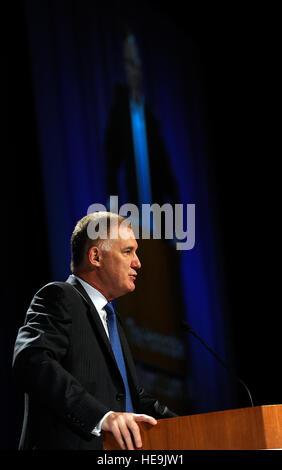 Stellvertretender Secreatry der Verteidigung WIlliam J. Lynn III gibt seine Anmerkungen zum Cyberspace-Symposium im Qwest-Center in Omaha, Nebraska, 26. Mai 2010.  Master Sergeant Jerry Morrison() Stockfoto