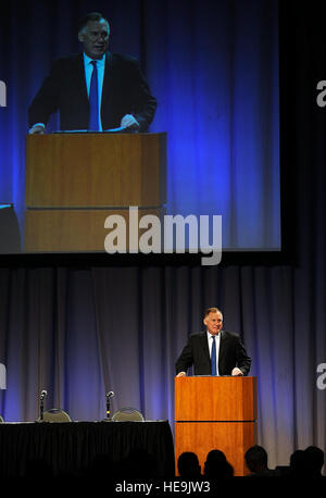 Stellvertretender Secreatry der Verteidigung WIlliam J. Lynn III gibt seine Anmerkungen zum Cyberspace-Symposium im Qwest-Center in Omaha, Nebraska, 26. Mai 2010.  Master Sergeant Jerry Morrison() Stockfoto