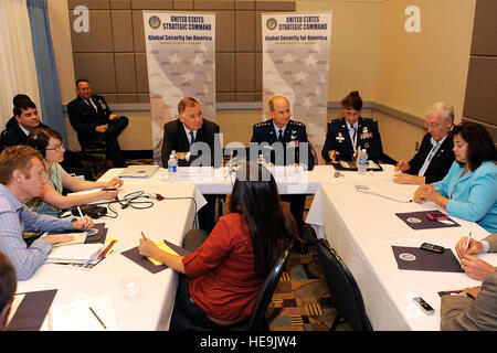 Stellvertretender Secreatry der Verteidigung WIlliam J. Lynn III und U.S. Strategic Command Kommandeur General Kevin P. Chilton reden mit der Presse während des Cyberspace-Symposiums im Qwest-Center in Omaha, Nebraska, 26. Mai 2010.  Master Sergeant Jerry Morrison() Stockfoto