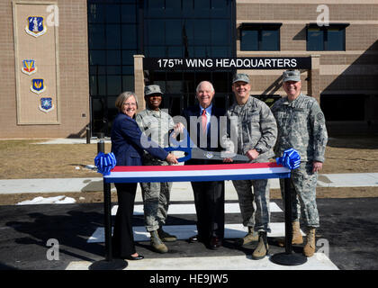 (L, R) Barbara Nemcheck, Projektleiter für Verbrennungen & McDonnell, US Air Force Major General Allyson Solomon, Assistent Generaladjutant-Luft, US-Senator Benjamin Cardin von Maryland, US Air Force Major General Scott Kelly, 175. Wing Commander und US Armee Generalmajor James Adkins, Generaladjutant Maryland Nationalgarde, kommen zusammen, während eine Banddurchtrennungszeremonie, die feierliche Eröffnung des neuen 175. Flügel-Hauptquartier zu feiern , 8. März 2014, bei Warfield Air National Guard Base, Baltimore. Die neue Anlage ist die Heimat von den 175. Wing Führung, Mission Support Group, medizinische Grou Stockfoto