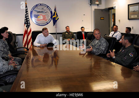 Stellvertretender Secreatry der Verteidigung WIlliam J. Lynn III spricht mit 55. Flügel-Geschwader-Kommandanten während auf der Offutt Air Force Base, Nebraska, 26. Mai 2010.  Master Sergeant Jerry Morrison() Stockfoto