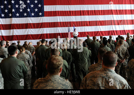 Stellvertretender Secreatry der Verteidigung WIlliam J. Lynn III Gespräche mit Mitgliedern des 55. Flügels während eines Besuchs in Offutt Air Force Base, Nebraska, 26. Mai 2010.  Master Sergeant Jerry Morrison() Stockfoto