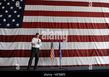 Stellvertretender Secreatry der Verteidigung WIlliam J. Lynn III Gespräche mit Mitgliedern des 55. Flügels während eines Besuchs in Offutt Air Force Base, Nebraska, 26. Mai 2010.  Master Sergeant Jerry Morrison() Stockfoto