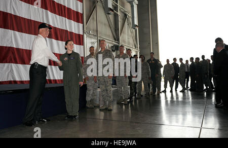 Stellvertretender Secreatry der Verteidigung WIlliam J. Lynn III Gespräche mit Mitgliedern des 55. Flügel und Hände Münzen während eines Besuchs in Offutt Air Force Base, Nebraska, 26. Mai 2010.  Master Sergeant Jerry Morrison() Stockfoto