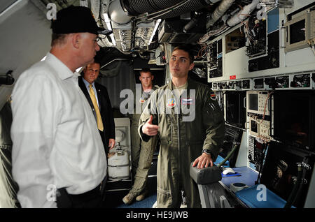 Stellvertretender Secreatry der Verteidigung WIlliam J. Lynn III Gespräche mit Air Force Captain Dan Thomas, RC-135 Rivet Joint Aircrew Mitglied während bei einem Besuch in Offutt Air Force Base, Nebraska, 26. Mai 2010.  Master Sergeant Jerry Morrison() Stockfoto