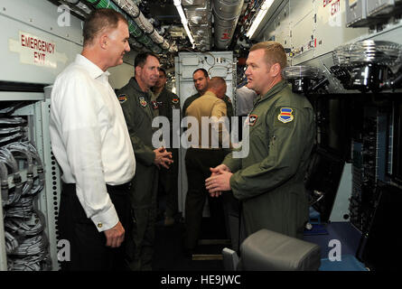 Stellvertretender Secreatry der Verteidigung WIlliam J. Lynn III Gespräche mit Air Force Technical Sergeant Shawn Bailey, RC-135 Rivet Joint Linguist Aircrew Mitglied auf einer Tour des Flugzeugs auf der Offutt Air Force Base, Nebraska, 26. Mai 2010.  Master Sergeant Jerry Morrison() Stockfoto