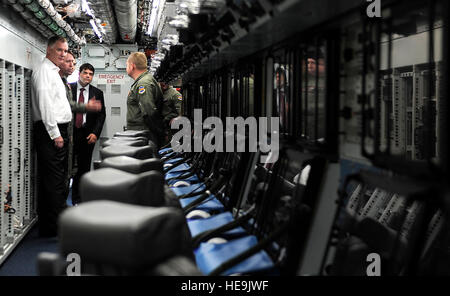 Stellvertretender Secreatry der Verteidigung WIlliam J. Lynn III Gespräche mit Air Force Technical Sergeant Shawn Bailey, RC-135 Rivet Joint Linguist Aircrew Mitglied auf einer Tour des Flugzeugs auf der Offutt Air Force Base, Nebraska, 26. Mai 2010.  Master Sergeant Jerry Morrison() Stockfoto