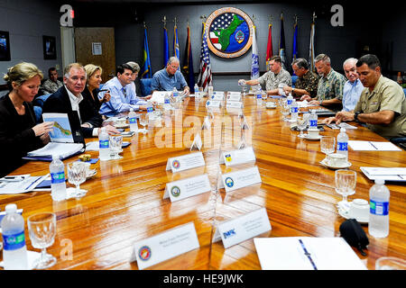 Stellvertretende US-Verteidigungsminister William J. Lynn ist die gemeinsame Guam Program Office (JGPO) kurz durch U.S. Navy Rear Admiral Paul J. Bushong, Kommandant gemeinsame Region Marianas während einer Tour von Naval Base Guam 27. Juli 2010 gegeben.  Air Force Master Sergeant Jerry Morrison() Stockfoto