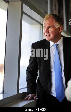 Stellvertretender Verteidigungsminister William J. Lynn III tourt das Zentrum für die Intrepid an Brooke Army Medical Center, San Antonio, Texas, 28. September 2011.  Techn. Sgt. Jacob N. Bailey, US Air Force) (veröffentlicht) Stockfoto