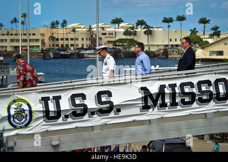 US Navy Rear Admiral Robin M. Watters, US Pacific Command, Chef des Stabes, Escorts stellvertretender Verteidigungsminister, Dr. Ashton B. Carter an Bord der USS Missouri (BB-63) Gedenkstätte 7. Juli 2012, für eine Tour und Treffen mit Service-Mitglieder danken ihnen für ihren Dienst während eines kritischen Übergangs der US-Streitkräfte in der Region Asien-Pazifik. (US Air Force Tech Sgt. Michael R. Holzworth Stockfoto