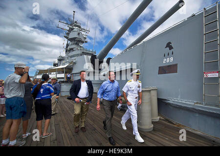 US Navy Rear Admiral Robin M. Watters, US Pacific Command, Chef des Stabes, Escorts stellvertretender Verteidigungsminister, Dr. Ashton B. Carter an Bord der USS Missouri (BB-63) Gedenkstätte 7. Juli 2012, für eine Tour und Treffen mit Service-Mitglieder danken ihnen für ihren Dienst während eines kritischen Übergangs der US-Streitkräfte in der Region Asien-Pazifik. (US Air Force Tech Sgt. Michael R. Holzworth Stockfoto