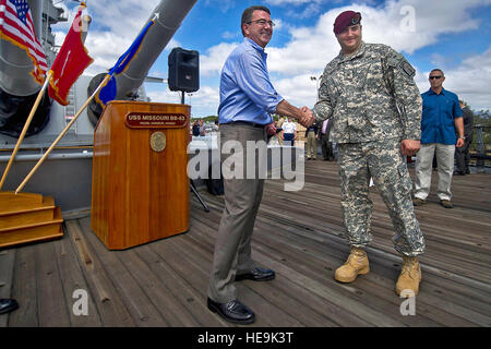 Stellvertretende Verteidigungsminister verleiht Dr. Ashton B. Carter eine Münze US Armee Sgt. Daniel Manning, von 112 Signal Detachment, Special Operations Command-Pacific, an Bord der USS Missouri (BB-63) Gedenkstätte 7. Juli 2012. Carter besuchte mit PACOM danken ihnen für ihren Dienst während eines kritischen Übergangs der US-Streitkräfte in der Region Asien-Pazifik ist Carter mit Stopps in Guam, Japan, Thailand, Indien und Südkorea in den ersten Stadien einer 10-tägigen Reise nach der Asien-Pazifik-Region. (US Air Force Tech Sgt. Michael R. Holzworth Stockfoto