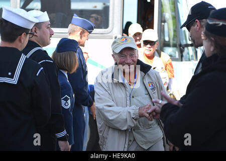 Eine Veteran wird begrüßt von Militärangehörigen, die derzeit tätig als er aus einem Bus Schritte an Bord eines Flugzeugs 3. Mai 2015, am Denver International Airport in Denver. Die Veteran, zusammen mit 75 anderen Zweiter Weltkrieg, Korea und Vietnam-Veteranen, zusammen mit unheilbar krank und lila Herz Empfänger Veteranen, unternahm eine Reise nach Washington D.C., militärische Denkmäler zu besuchen. Der Ausflug mit Übernachtung wurde von der Ehre Flight of Northern Colorado und wird jedes Jahr unentgeltlich für die Tierärzte durch Spenden aus der Öffentlichkeit angeboten. Stockfoto