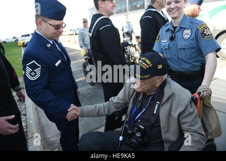 Militärische Mitglieder derzeit grüßen Veteranen des zweiten Weltkriegs, Vietnam und Korea, zusammen mit unheilbar krank und lila Herz Empfänger Veteranen wie sie ein Bus aussteigen, an Bord eines Flugzeugs 3. Mai 2015, am Denver International Airport in Denver. Veranstaltet von der Ehre Flight of Northern Colorado, gab die Übernachtung Reise nach Washington D.C. Veteranen zu militärischen Denkmäler zu besuchen. Die Reise wird jedes Jahr unentgeltlich für die Tierärzte durch Spenden aus der Öffentlichkeit angeboten. Stockfoto